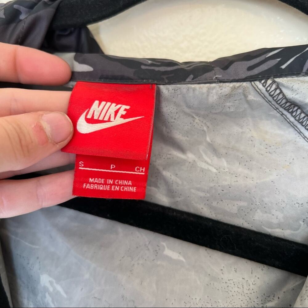 Nike Black and Grey Camo Lightweight Rain Jacket - Picture 4 of 5